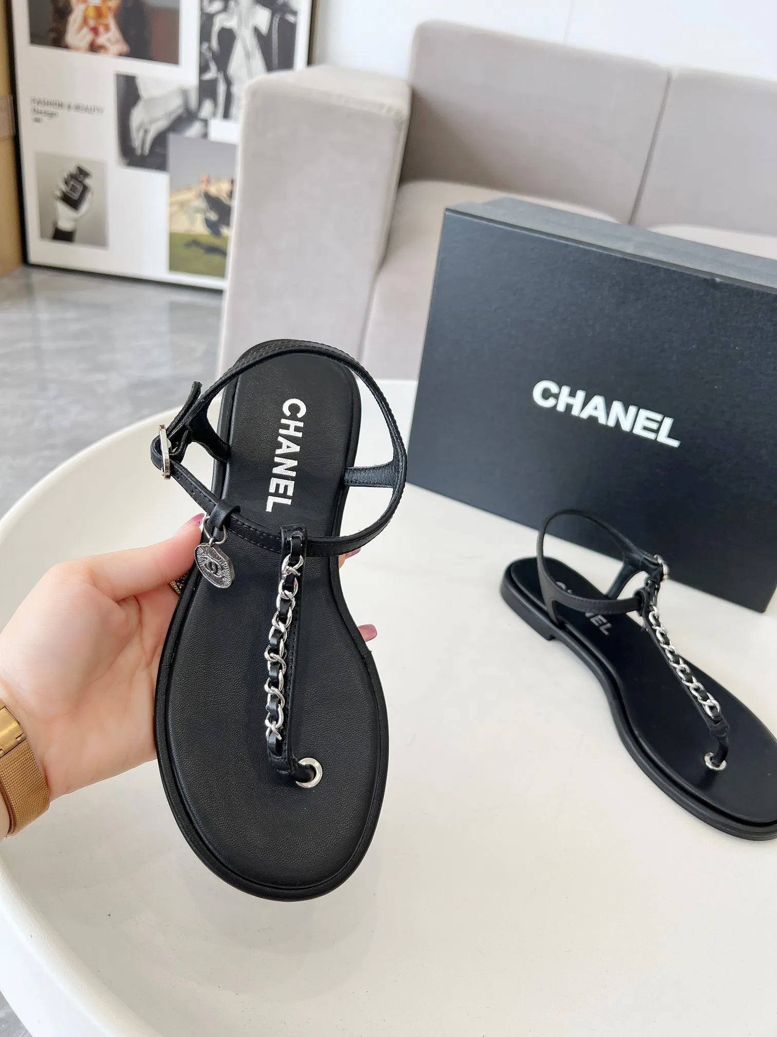 👟👟Ex-factory price 400👟👟 Genuine leather sole +40 CHANEL2025 Xiaoxiang new classic flip-up sandals👡 👄Original 1:1 molded logo🧡Exudes lasting charm Xiaoxiang sandals👡Vivid intellectual elegance👥Brings out the unique beauty of women👩‍🦰 Fabric: Sheepskin Lining: Imported sheepskin , Outsole: Rubber outsole (leather outsole) Color: black/apricot/white, code number: 35-40 (41-41 customized, non-refundable and non-exchangeable)
